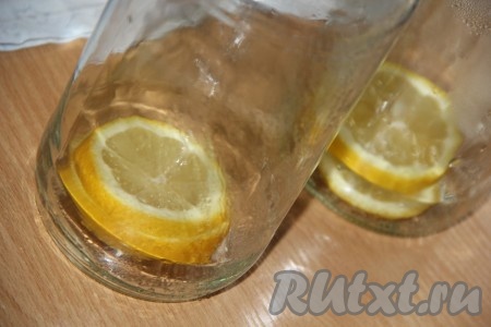 Баночки вымыть и простерилизовать любым удобным для вас способом. Лимон нарезать на кружочки. Я сделала 3 литровые баночки. Если делаете в трёхлитровой банке, то всё выкладывайте в одну банку. Я разделила лимон, мяту и ягоды на три равные части. Выложить на дно каждой литровой банки лимон.
