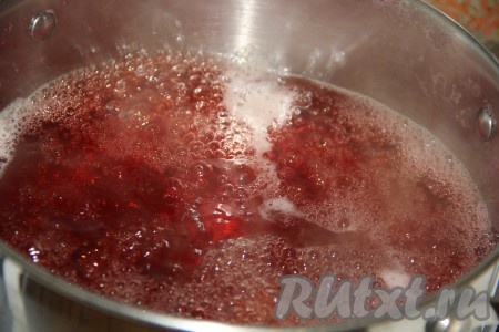 Довести воду с сахаром до кипения и проварить сироп пару минут.
