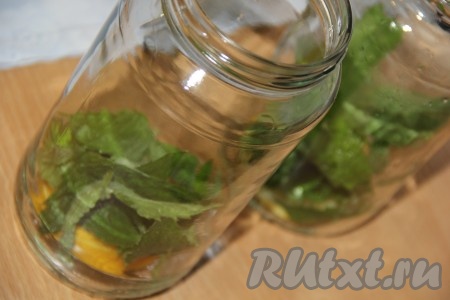 Затем выложить веточки мяты.