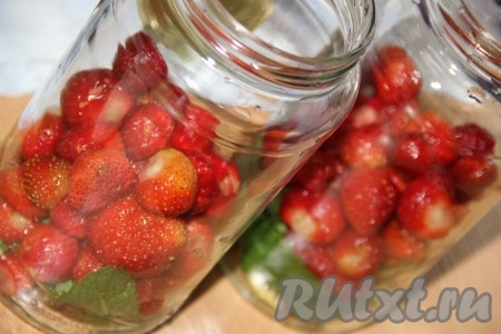 Затем добавить клубнику.