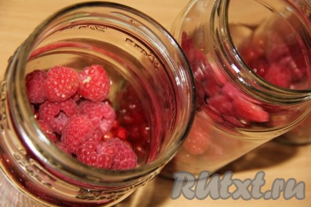 Затем в каждую банку выложить по 50 грамм малины.
