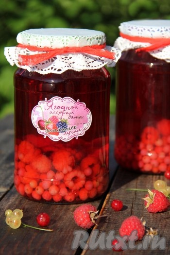 Компот, приготовленный из ягод красной смородины и малины, получается очень красивым, ароматным и вкусным. Хранить его нужно в кладовке или в погребе. Отличный напиток для холодных зимних дней!
