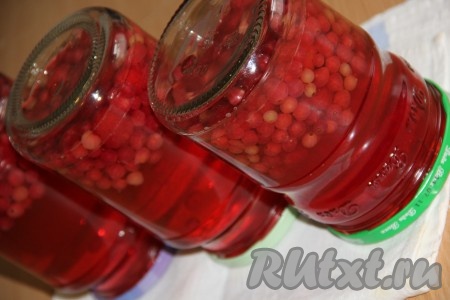 По окончании стерилизации, достав баночки с компотом из кастрюли, закрутить крышками, перевернуть вверх дном, тщательно укутать, а после полного остывания убрать на хранение в погреб или кладовку.&nbsp;
