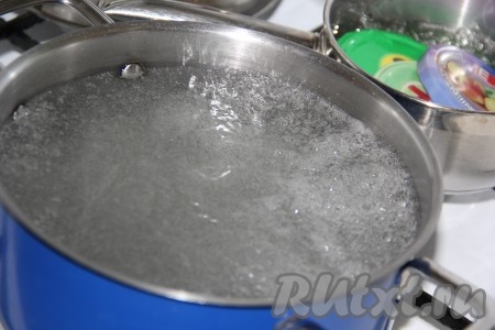 Закипевший сироп проварить пару минут.
