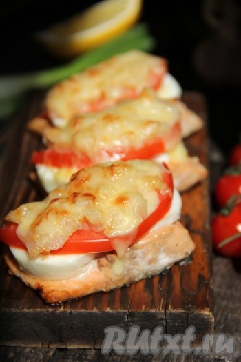 Вкусную, сочную, аппетитную горбушу, запечённую по-гречески, достать из духовки и в горячем виде подать к столу, дополнив любым гарниром.