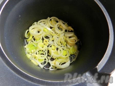 В кастрюле разогреть сливочное масло и немного обжарить лук и чеснок (до прозрачности).