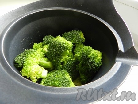 Добавить в кастрюлю брокколи, залить бульоном и варить 10 минут.
