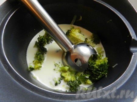 Затем добавить сливки, с помощью блендера превратить брокколи в пюре, вернуть на огонь, довести суп до кипения и немного уварить на медленном огне. Добавить соль, черный молотый перец.
