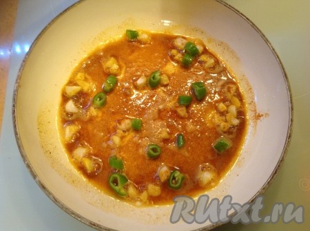 Нарезаем острый перчик и выкладываем на сковородку. Специи отдают свой вкус и аромат маслу и пора уже добавлять индейку.
