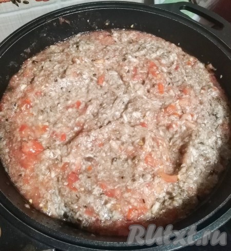 Далее отваренные грибы, помидоры, очищенные лук и чеснок прокрутить через мясорубку, добавить соль, масло и выложить в сотейник (или в казан). Выпаривать икру в течение 45-50 минут на слабом огне, постоянно помешивая.
