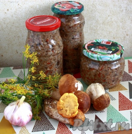 Готовую грибную икру разложить в простерилизованные банки, закатать прокипячёнными крышками, укутать и оставить до полного остывания. Хранить икру в холодильнике или в любом другом прохладном месте.
