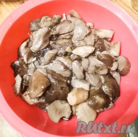Грибы почистить, отварить в подсоленной воде в течение, примерно, 30-35 минут с момента закипания, откинуть на дуршлаг, чтобы стекла вся вода.
