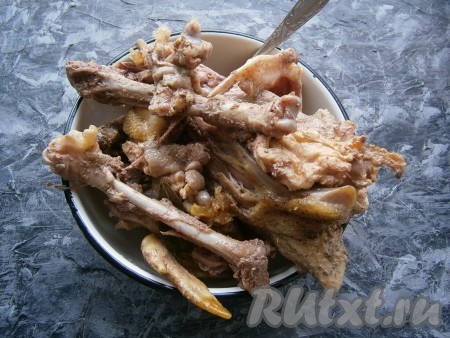 По прошествии 4 часов вынуть варёное мясо из кастрюли, дать ему остыть.
