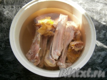 Залить мясо водой, чтобы она покрыла его.
