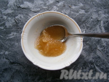 2 столовые ложки бульона отлить в пиалу, остудить, всыпать в него желатин, перемешать и дать желатину немного набухнуть в течение 3-4 минут.
