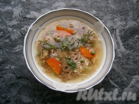 Залить мясо тёплым бульоном, дать ему полностью остыть при комнатной температуре, украсить веточками укропа (или другой зелени).