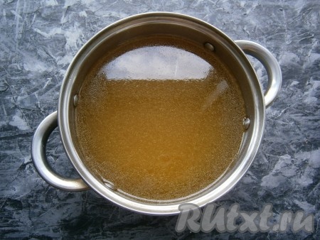 Весь жир с достаточно остывшего бульона тщательно собрать в какую-нибудь посуду (например, в баночку), а затем полностью остудить, убрать в холодильник и использовать для приготовления различных блюд. Сам бульон процедить через ситечко (или марлю) в небольшую кастрюлю. Довести бульон до кипения, газ выключить, добавить желатин. Хорошо бульон перемешать и оставить его остывать до тёплого состояния.