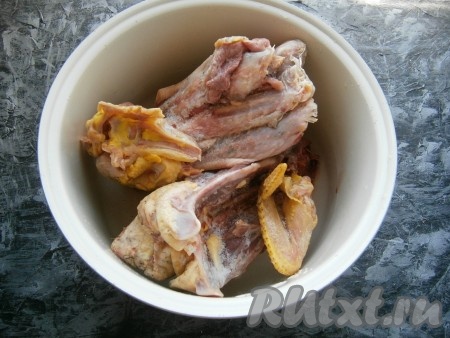 Любые части домашней птицы хорошо вымыть (если заморожены, то предварительно разморозить), поместить в кастрюлю.&nbsp;
