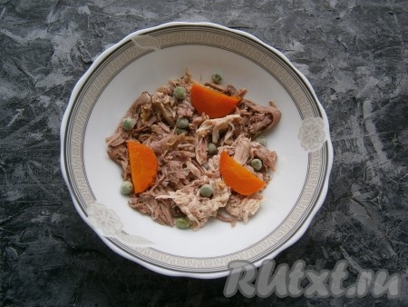 Остывшее мясо разобрать, отделив его от костей, немного измельчить. Разложить мясо по небольшим формам (или пиалам) на 1/3 объёма, добавить зелёный горошек, украсить кусочками варёной моркови. Также заливное можно готовить и в одной большой форме -&nbsp; это кому как удобно.
