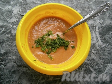 Далее добавить измельченную зелень и перемешать соус.
