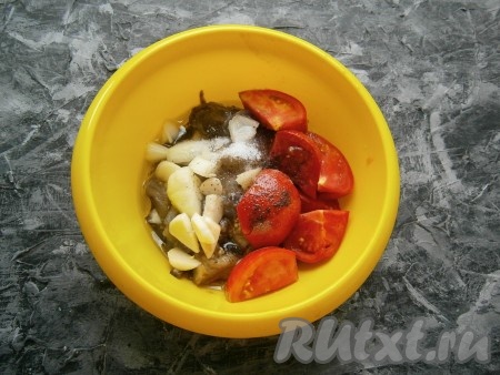 Всыпать соль, сахар и чёрный молотый перец, влить подсолнечное масло и лимонный сок.
