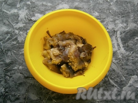 Лук и чеснок очистить. Баклажаны отварить на пару или в кипящей воде в течение 10-12 минут - они должны перевариться и стать очень мягкими. Дать баклажанам остыть и аккуратно снять кожицу, поместить их в миску.
