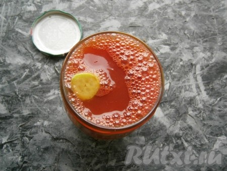 Слить воду из банки с огурцами в раковину. Сразу же залить банку с огурчиками до самого верха кипящей томатной смесью.
