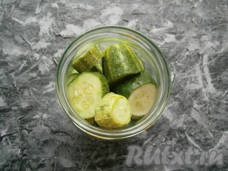 Банку наполнить огурцами, нарезанными кружочками толщиной, примерно, 2-2,5 см.
