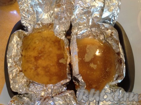 Развернуть фольгу, аккуратно переложить мясо на новую фольгу, завернуть и убрать в холодильник. А образовавшийся сок слить в другую посуду и использовать по вашему усмотрению.