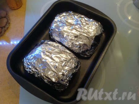 Мясо, полностью завёрнутое в фольгу, выложить на противень (или блюдо), в котором будет запекаться. Оставить на 30 минут для маринования.
