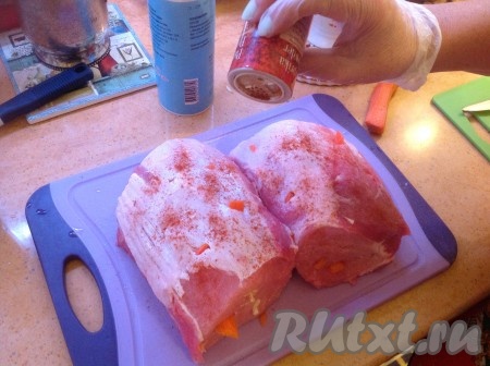 Обильно посолить со всех сторон каждый кусок мяса и посыпать сладкой паприкой.