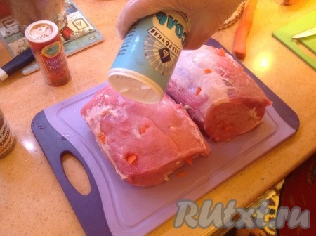 Обильно посолить со всех сторон каждый кусок мяса и посыпать сладкой паприкой.