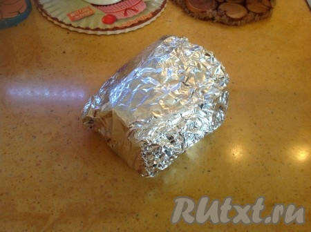 Развернуть фольгу, аккуратно переложить мясо на новую фольгу, завернуть и убрать в холодильник. А образовавшийся сок слить в другую посуду и использовать по вашему усмотрению.