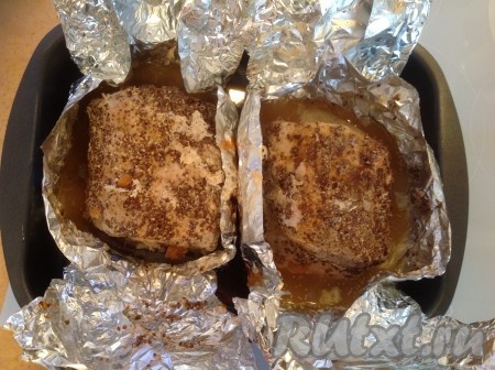 По прошествии указанного времени духовку выключить, но не открывать - оставить в ней мясо ещё на 30-40 минут. Если у вас куски не такие большие, можно время приготовления сократить. Достать нашу корейку из духовки и дать ей остыть.
