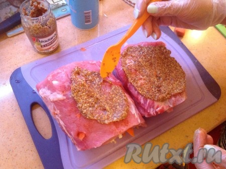Смазать куски мяса со всех сторон зерновой горчицей.