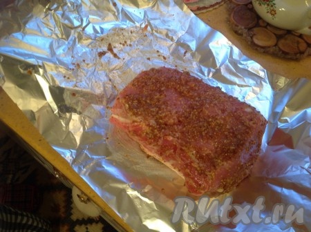 Выложить каждый кусок корейки на фольгу и завернуть, чтобы образовался мешочек для мясного сока, который будет выделяться в процессе запекания.