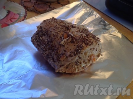 Развернуть фольгу, аккуратно переложить мясо на новую фольгу, завернуть и убрать в холодильник. А образовавшийся сок слить в другую посуду и использовать по вашему усмотрению.