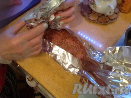 Выложить каждый кусок корейки на фольгу и завернуть, чтобы образовался мешочек для мясного сока, который будет выделяться в процессе запекания.