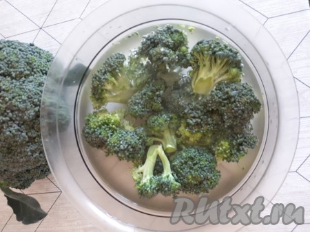Брокколи разделить на соцветия желаемого размера.&nbsp;Опустить в подсоленную холодную воду, чтобы избавиться от возможных жучков-червячков-мошек. Промыть.
