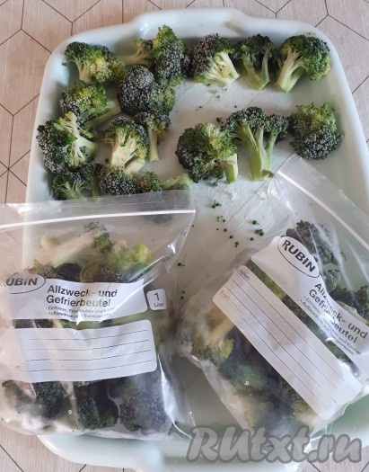 Замороженную брокколи разложить по пакетам, закрыть пакеты и сложить для дальнейшего хранения в морозилку. Зимой такую заготовку, не размораживая, можно добавлять в супы, омлеты, рагу и другие вкусные и полезные блюда.