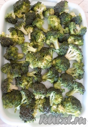 Затем переложить брокколи на поднос, поместить в морозильную камеру на несколько часов (или на ночь) и заморозить.