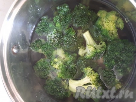 В кастрюле вскипятить достаточное количество воды. Соцветия брокколи небольшими партиями (кусочки брокколи должны свободно плавать) опустить в кипящую воду и бланшировать (варить в кипящей воде) 1 минуту.
