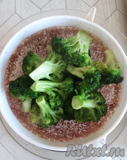 Затем сразу же выложить на сито и окунуть в холодную воду.
