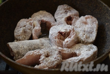 В сковороде разогреваем растительное масло и выкладываем запанированные в муке кусочки рыбы.
