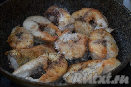 Жарим рыбу на среднем огне до румяной корочки сначала на одной стороне (примерно, 10 минут). А затем переворачиваем кусочки судака на другую сторону и тоже жарим до румяного, красивого цвета (примерно, 8 минут).
