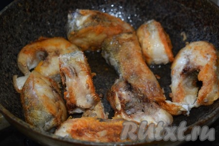 Далее переворачиваем наши кусочки на бока и поджариваем до золотистого цвета с боков (ещё, примерно, по 2-3 минуты), для того чтобы вся рыбка стала румяной и хорошо прожаренной.
