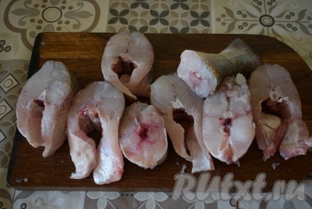 Отрежем голову и нарежем рыбу на порционные кусочки шириной, примерно, по 2-2,5 см.
