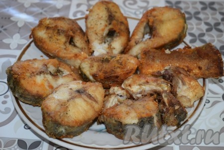 Готовые жареные кусочки судака перекладываем со сковороды на блюдо для подачи.
