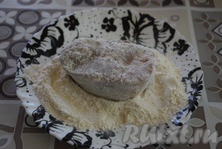 Оставляем рыбу просолиться и пропитаться ароматами перца на 20-25 минут. Далее в тарелку насыпаем муку и обваливаем в ней каждый кусочек судака со всех сторон.
