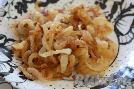 Доводим лук до золотистого цвета и легкого подрумянивания муки и снимаем с огня, перекладываем наш ароматный и невероятно вкусный лучок на тарелку.
